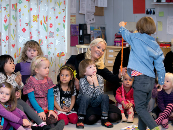 Crown Princess Mette-Marit visited Keyserløkka pre-school on World Mental Health Day in 2012. The pre-school participated in the Everyday Happiness Project. Photo: Gorm Kallestad / NTB scanpix.
